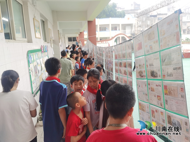 師生們觀看郵展-1.jpg