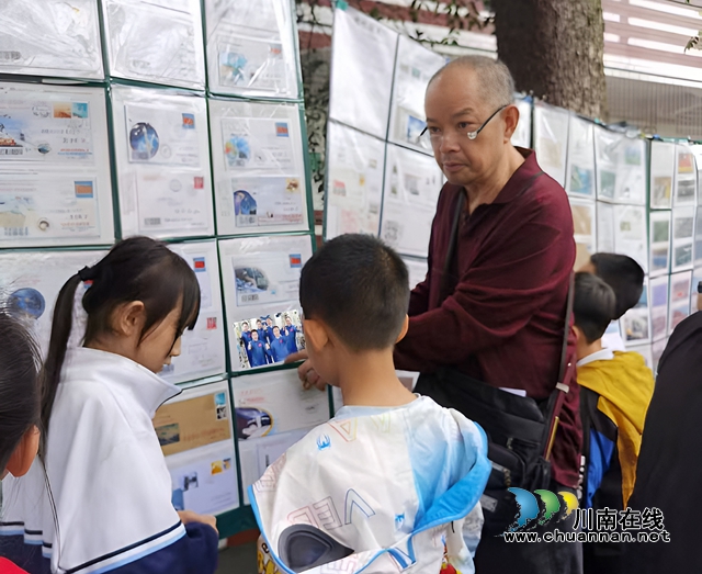 向?qū)W生介紹中國空間站航天們太空會師.jpg