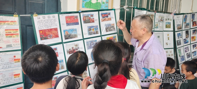 集郵愛好者給學生們講解郵集內(nèi)容.jpg