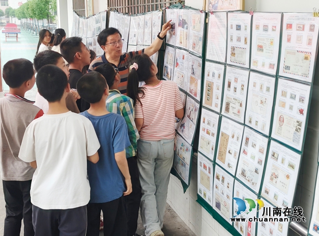集郵愛好者給學生們講解郵集內(nèi)容-4.jpg