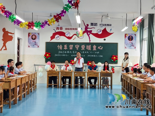 瀘縣農(nóng)民工服務(wù)中心副主任李雪亮在活動(dòng)開(kāi)啟儀式上致辭.jpg