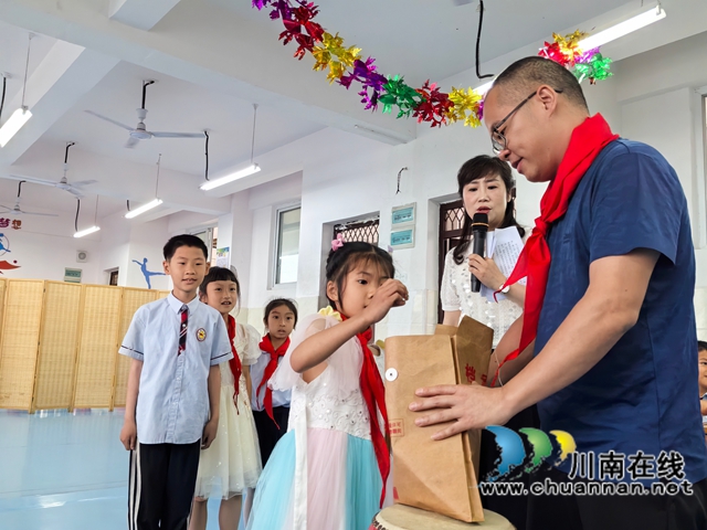 瀘縣農(nóng)民工服務(wù)中心工作人員帶著孩子們玩“抓彈珠”游戲.jpg