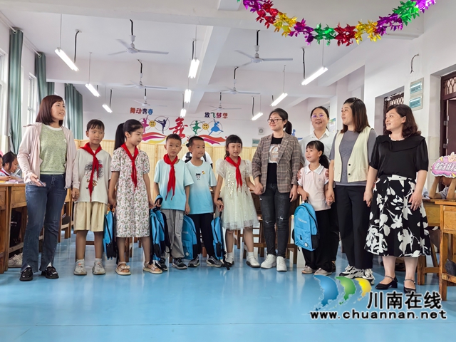 瀘縣牛灘鎮(zhèn)中心小學(xué)教師帶著孩子們一起表演情景劇《電話(huà)里的六一禮物》.jpg
