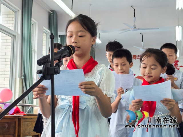 瀘縣牛灘鎮(zhèn)趙灣村的留守孩子們表演朗誦《愛(ài)在留守處綻放》.jpg