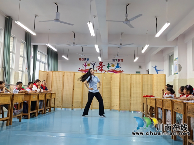 郵儲(chǔ)銀行瀘縣支行的工作人員表演舞蹈《APT》.jpg