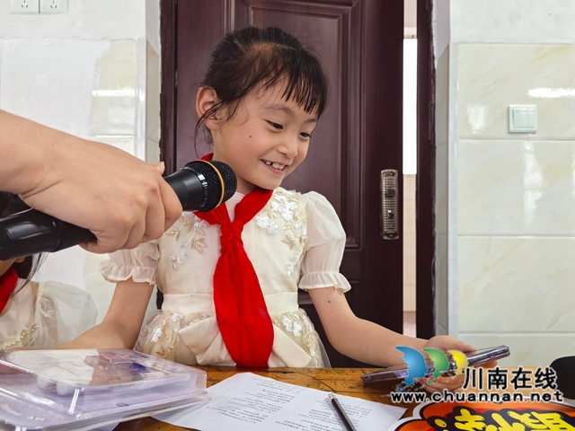 郵儲(chǔ)銀行瀘縣支行工作人員用手機(jī)幫孩子云端聯(lián)系在外務(wù)工的父母視頻電話(huà).jpg