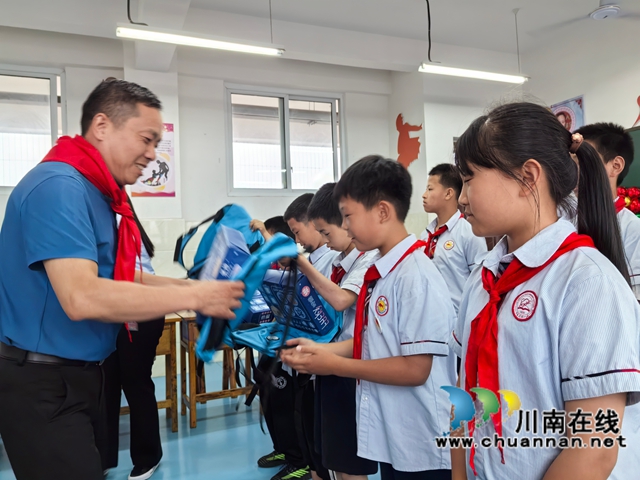 瀘縣牛灘鎮(zhèn)中心小學(xué)校長(zhǎng)劉玉權(quán)為孩子們送上節(jié)日禮物.jpg