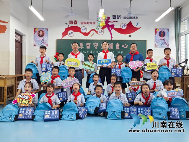 參加活動(dòng)的單位領(lǐng)導(dǎo)和嘉賓與孩子們一起合影.jpg