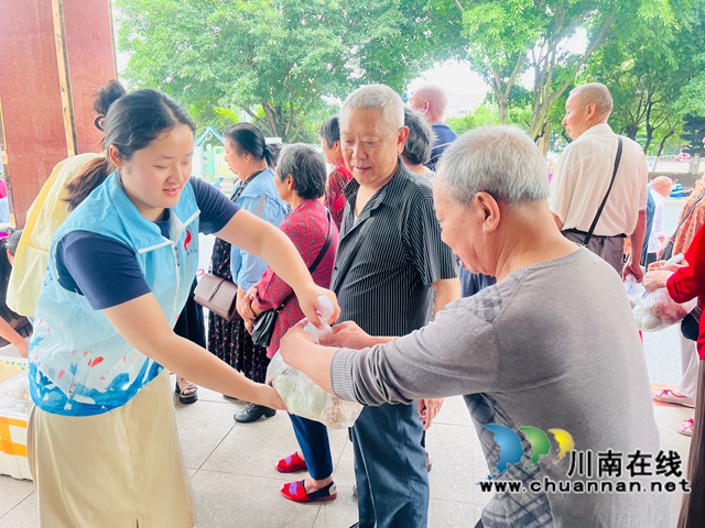 贈(zèng)送慰問(wèn)品（龍洪艷攝）.jpg