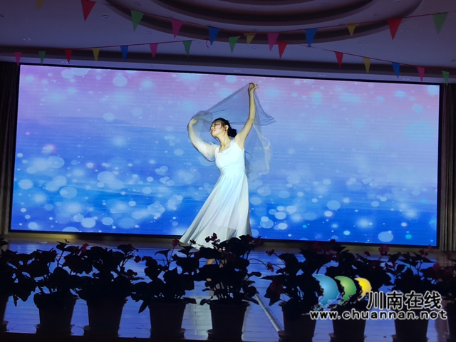 獨(dú)舞《會(huì)開(kāi)花的云》（曾佐然攝）.jpg