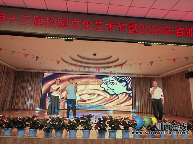 師生合唱《每當(dāng)我走過(guò)教師窗前》（曾佐然攝）.jpg