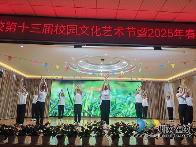 教師表演《把未來(lái)點(diǎn)亮》（曾佐然攝）.jpg