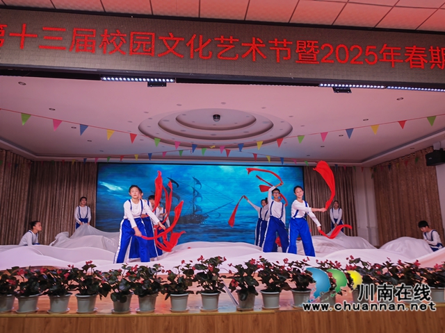 學(xué)生表演舞蹈《乘風(fēng)破浪》（曾佐然攝）.jpg