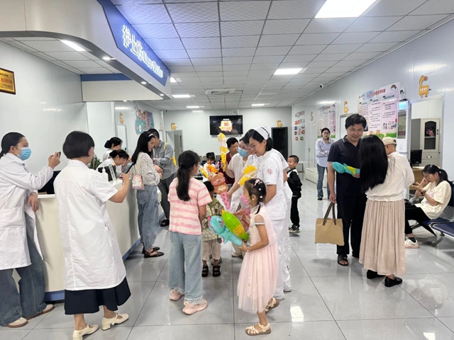 【動態(tài)】合江縣中醫(yī)醫(yī)院：兒童節(jié)暖心慰問，兒科病房傳遞溫情！