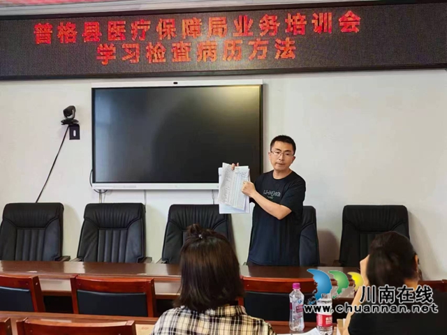 陳煉正在普格縣給當?shù)馗刹孔雠嘤?(2).jpg