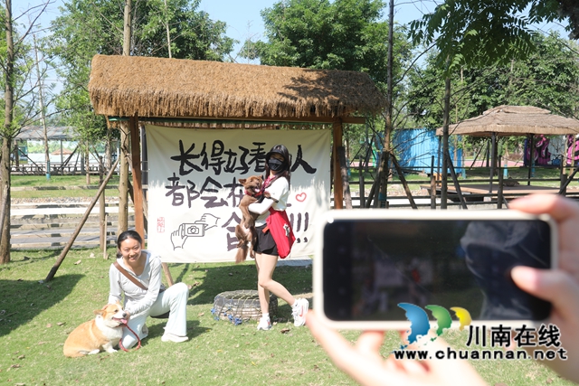 寵物主人與寵物在公園拍照打卡.JPG