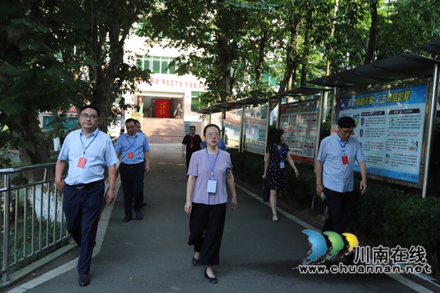 瀘州市教育體育局黨組書記、局長劉著帶隊到瀘縣一中開展中考巡考工作