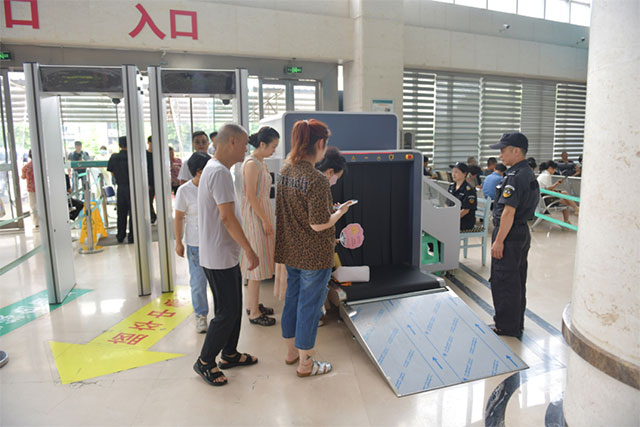 到西南醫(yī)大附院看病安檢不麻煩！新安檢機、安檢門：快、準(zhǔn)、無輻射！