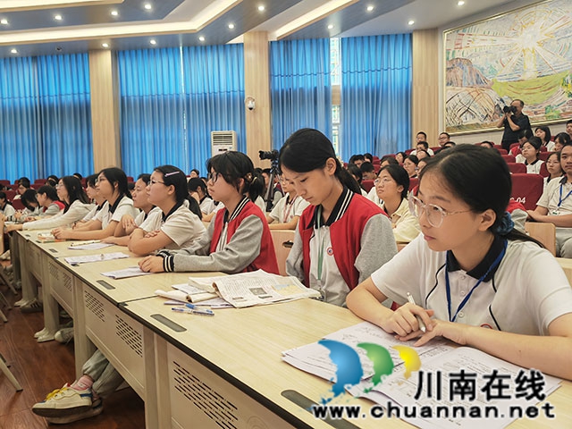 瀘縣二中文學少年聆聽文學創(chuàng)作分享（曾佐然攝）.jpg
