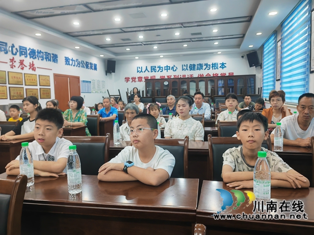聽講座的家長和孩子們（曾佐然攝）.jpg