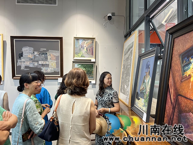 開幕就有6幅作品被現(xiàn)場拍走！ “邊走邊畫·畫瀘州”繪畫展在南濱?友鄰中心開幕