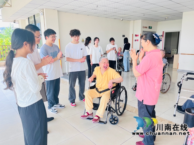 志愿者們與老人們一起唱紅歌（龍洪艷攝）.jpg