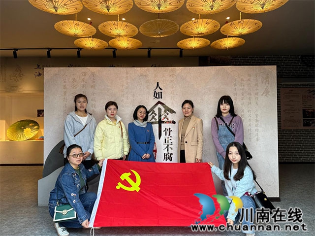 龍馬潭區(qū)婦聯(lián)機關(guān)黨支部以“傘”文化強化黨員干部思想道德建設(shè).jpg