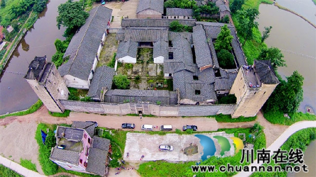 清風古鎮(zhèn)·鐵骨忠心——瀘縣屈氏莊園全景.jpg