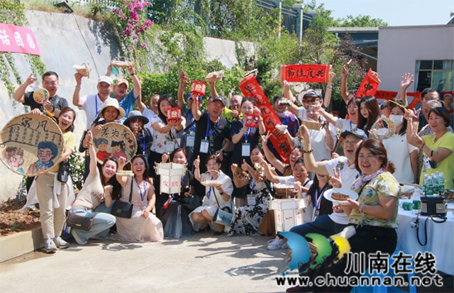瀘州市納溪區(qū)紀委監(jiān)委組織廣大黨員干部群眾寫“廉”字，在潛移默化中增強廉潔自律意識。.jpg