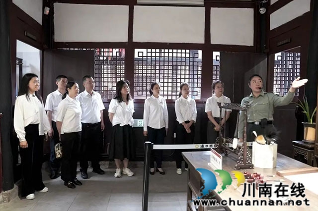 黨員干部在朱德舊居陳列館參觀，接受廉潔教育。.jpg