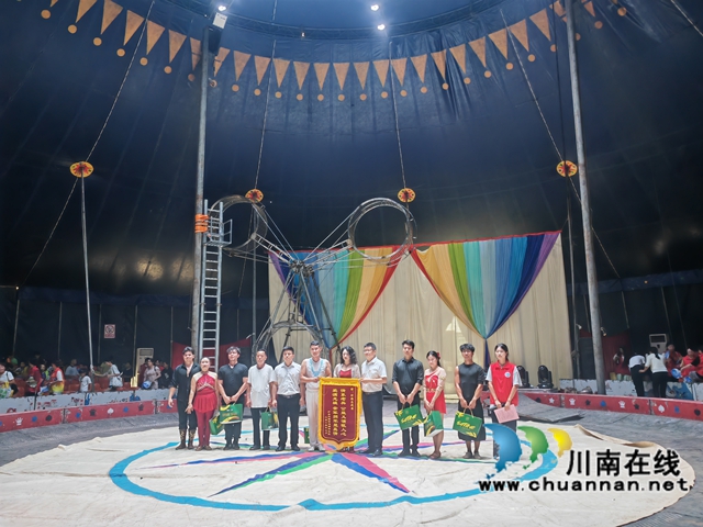 贈送錦旗（曾佐然攝）.jpg