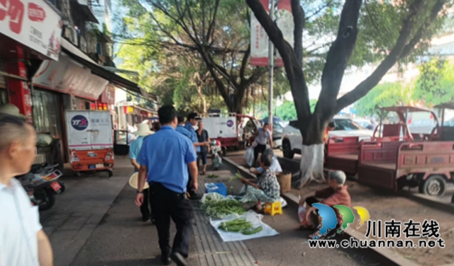 龍馬潭區(qū)綜合行政執(zhí)法局開展新區(qū)便民交易點占道經(jīng)營整治