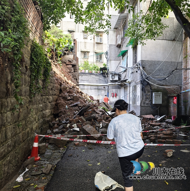龍馬潭區(qū)小市街道回龍灣社區(qū)開(kāi)展暴雨災(zāi)后安全巡查