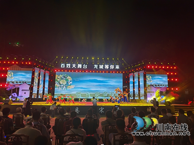 《百姓大舞臺 龍城等你來》 表演現(xiàn)場（曾佐然攝）.jpg
