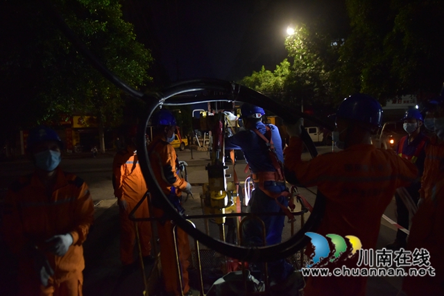 電力工人夜晚搶修1（周鳳丹攝）.jpg