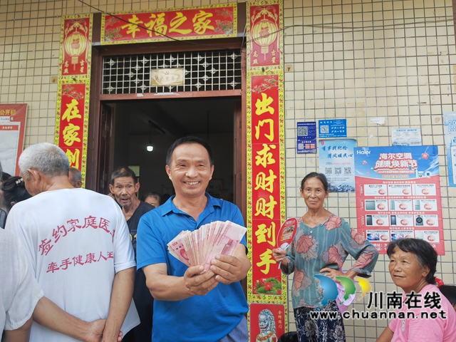 村民喜領(lǐng)紅票子（曾佐然攝）.jpg