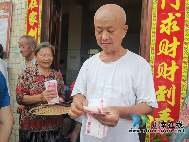 村民喜領(lǐng)紅票子2（曾佐然攝）.jpg