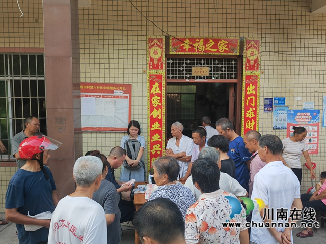 村民喜領(lǐng)紅票子現(xiàn)場（曾佐然攝）.jpg