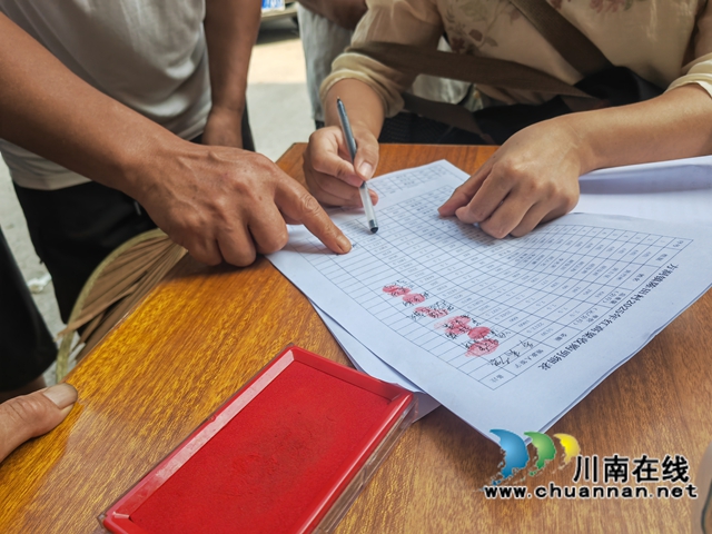 核對(duì)帳目（曾佐然攝）.jpg