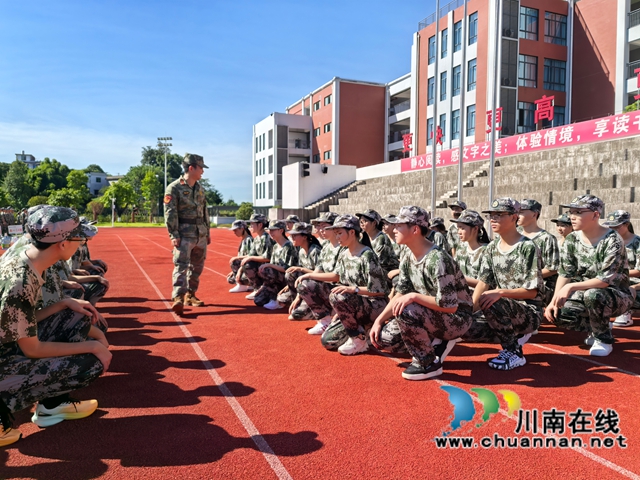 軍訓(xùn)剪影1.jpg