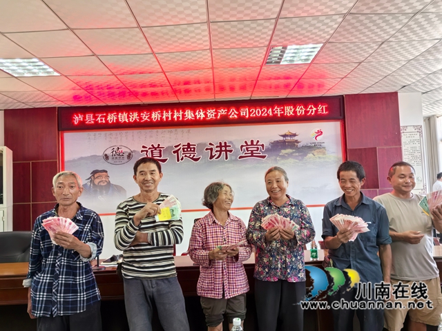村民喜領(lǐng)分紅款（曾佐然攝）.jpg