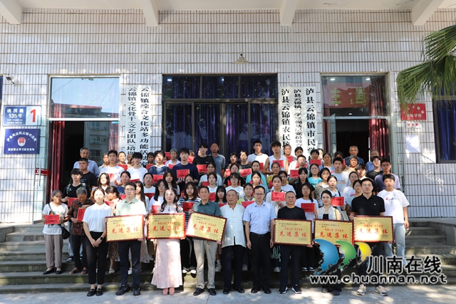 受資助的學(xué)子與愛心企業(yè)、人士合影（魏生梅攝）.jpg