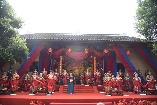 刷屏了！內(nèi)江市隆昌16對(duì)新人在古寨辦 “零彩禮” 中式婚典——