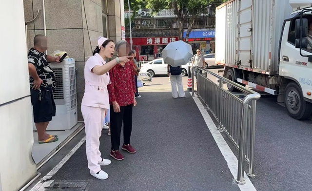 西南醫(yī)大中醫(yī)院成立“就醫(yī)幫幫團(tuán)”，看病有問題，找她們！