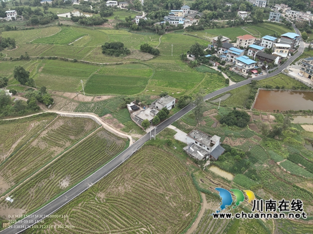 百和鎮(zhèn)蔣壩村到東林村連心路（張學前攝）.jpg