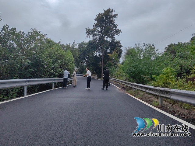 村民們興奮地走在連心路上（張學前攝）.jpg