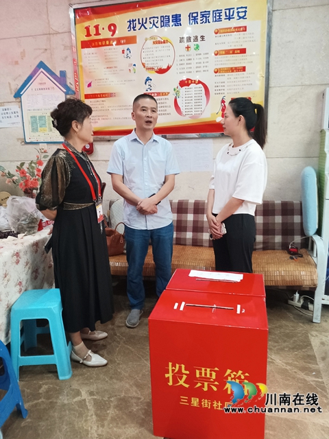 南城街道城管辦歐主任現(xiàn)場指導(dǎo)選舉.jpg