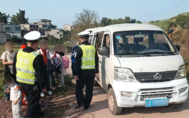 7座面包車擠滿13名學生 瀘州一司機涉嫌犯罪被刑事立案