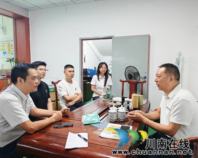 走訪組在瀘縣方洞鎮(zhèn)四川富郎箱包有限公司開展調(diào)研1.jpg