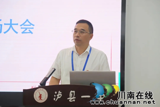 校長宣讀文件.jpg
